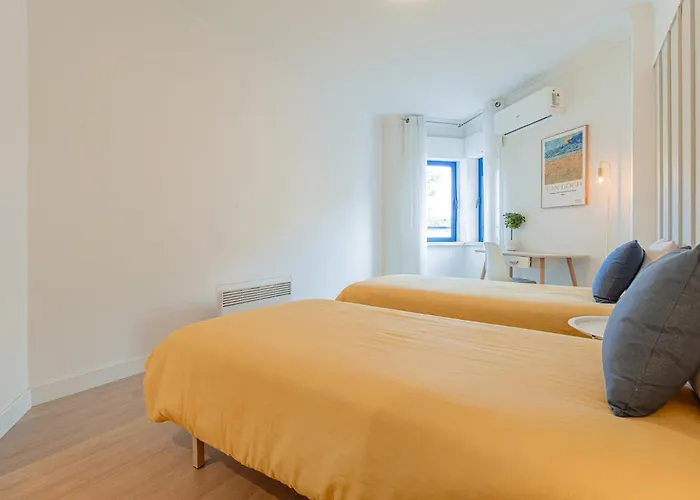 Marisol, Spacious T2 With Ac Near Golf, Aroeira, Caparica アパート