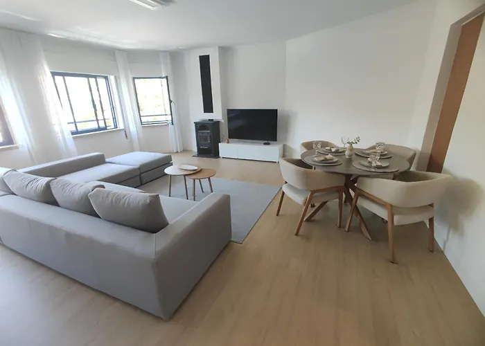 Marisol, Spacious T2 With Ac Near Golf, Aroeira, Caparica דירה