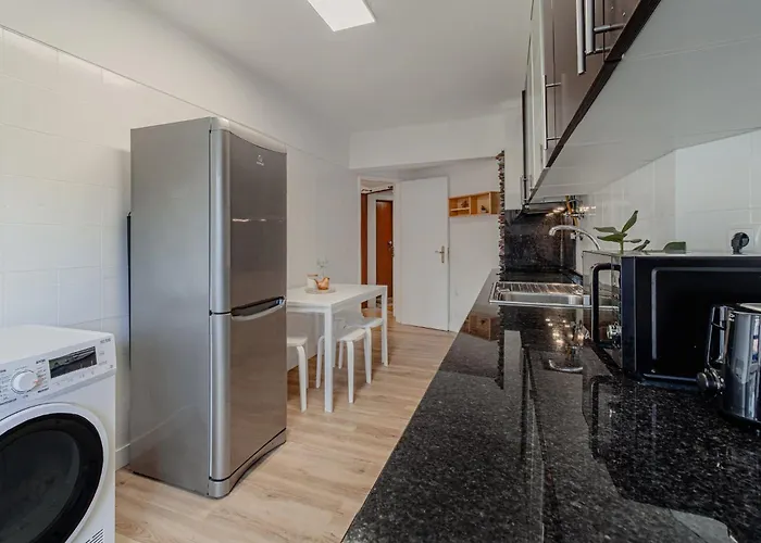 Marisol, Spacious T2 With Ac Near Golf, Aroeira, Caparica שארנקה