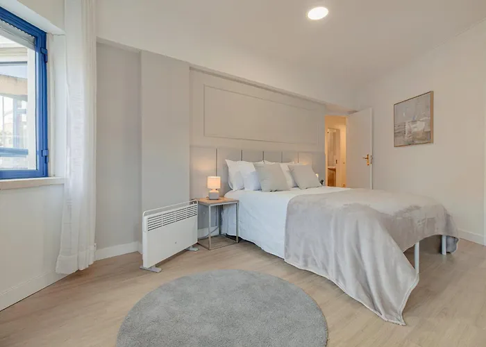 Marisol, Spacious T2 With Ac Near Golf, Aroeira, Caparica